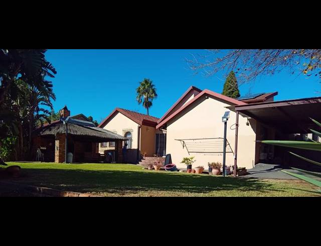 5 BEDROOM HOUSE FOR SALE IN ROOIHUISKRAAL